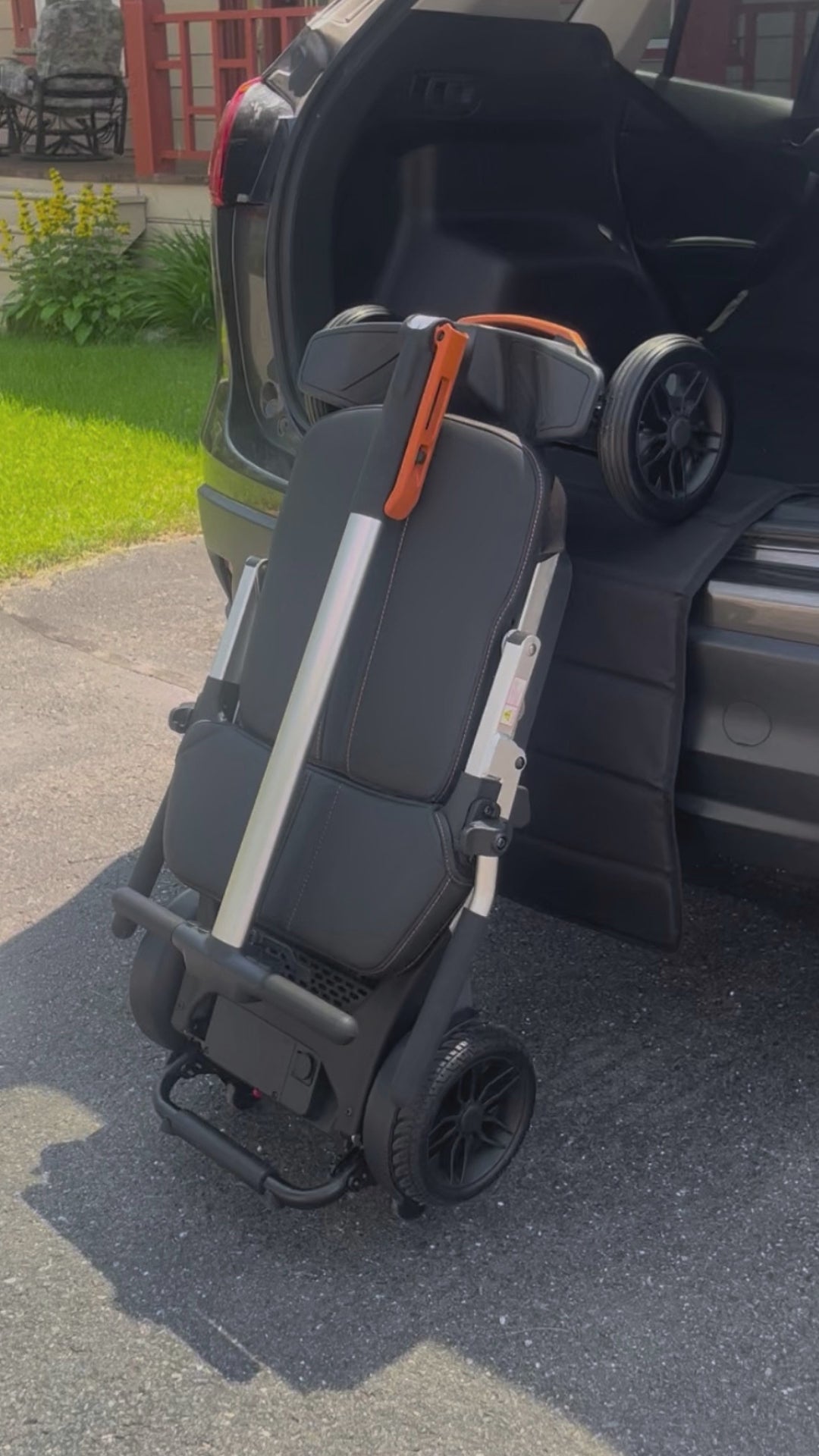 Load video: Movo Evolution Pilot 4-Wheeled Folding Scooter